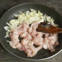 Выкладываем нарезанную курицу и обжариваем несколько минут Выкладываем нарезанную курицу и обжариваем несколько минут
