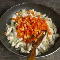 Добавляем нарезанный болгарский перец к курице и луку Добавляем нарезанный болгарский перец к курице и луку