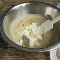 Перекладываем сухофрукты с йогуртом и сахаром в миску, добавляем творог Перекладываем сухофрукты с йогуртом и сахаром в миску, добавляем творог
