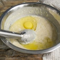 Разбиваем в миску яйца и снова измельчаем ингредиенты блендером