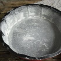 Форму смазываем сливочным маслом, посыпаем мукой Форму смазываем сливочным маслом, посыпаем мукой
