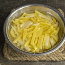 Промываем картофель Промываем картофель