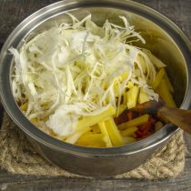 Кладём в кастрюлю капусту и нарезанный картофель Кладём в кастрюлю капусту и нарезанный картофель