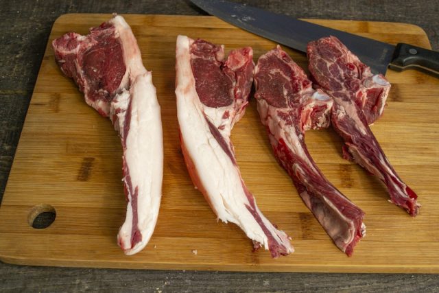 Вымытое мясо обсушиваем бумажным полотенцем, выкладываем на доску Вымытое мясо обсушиваем бумажным полотенцем, выкладываем на доску