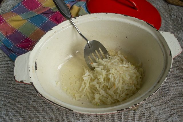 Наливаем в жаровню растительное масло, кладём мелко порезанный репчатый лук Наливаем в жаровню растительное масло, кладём мелко порезанный репчатый лук