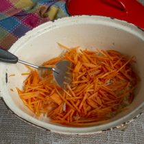 Добавляем нарезанную морковь в жаровню