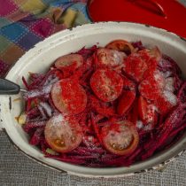 Насыпаем соль, сахарный песок, паприку, наливаем яблочный уксус Насыпаем соль, сахарный песок, паприку, наливаем яблочный уксус