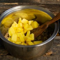 Картофель очищаем, режем кубиками, кладём в кастрюлю Картофель очищаем, режем кубиками, кладём в кастрюлю