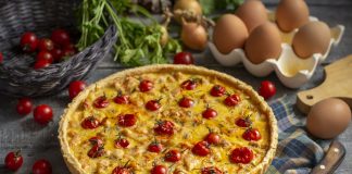 Вкусный киш с курицей и помидорами черри