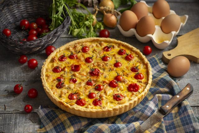 Вкусный киш с курицей и помидорами черри Вкусный киш с курицей и помидорами черри