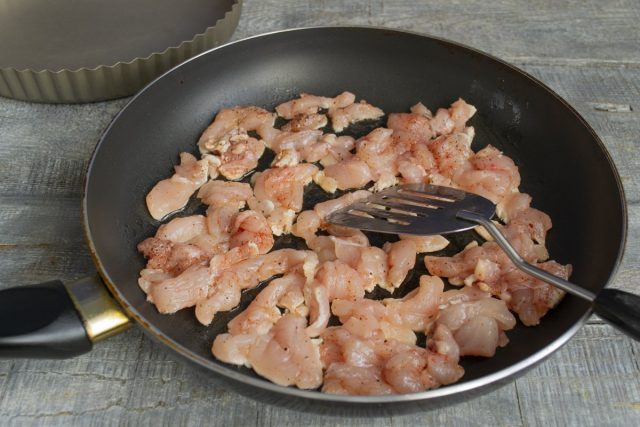 Обжариваем куриное филе Обжариваем куриное филе