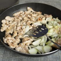 Переворачиваем кусочки курицы лопаткой, добавляем лук Переворачиваем кусочки курицы лопаткой, добавляем лук
