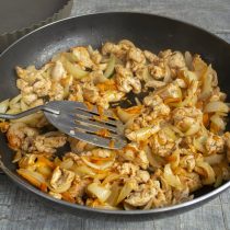 Обжариваем курицу с овощами 15 минут и оставляем остывать Обжариваем курицу с овощами 15 минут и оставляем остывать