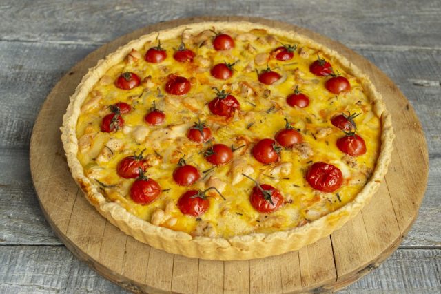Вкусный киш с курицей и помидорами черри готов Вкусный киш с курицей и помидорами черри готов