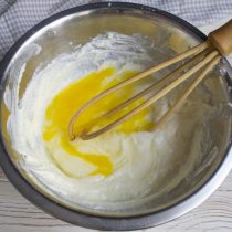 Разбиваем в миску яйца по одному, добавляем соль, смешиваем жидкие ингредиенты