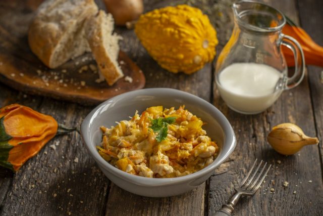 Курица с тыквой в молочном соусе — быстро и вкусно Курица с тыквой в молочном соусе — быстро и вкусно