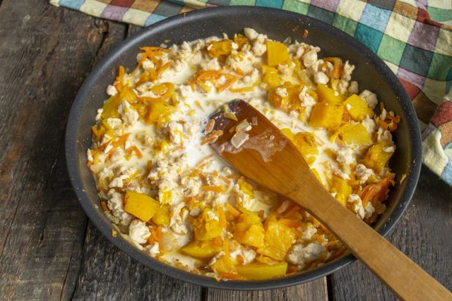 Вливаем соус в сковороду с курицей, доводим до кипения, прогреваем Вливаем соус в сковороду с курицей, доводим до кипения, прогреваем