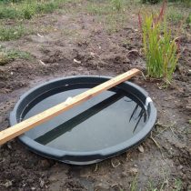Ёмкость для мини-водоёма нужно выставить с помощью уровня строго горизонтально Ёмкость для мини-водоёма нужно выставить с помощью уровня строго горизонтально
