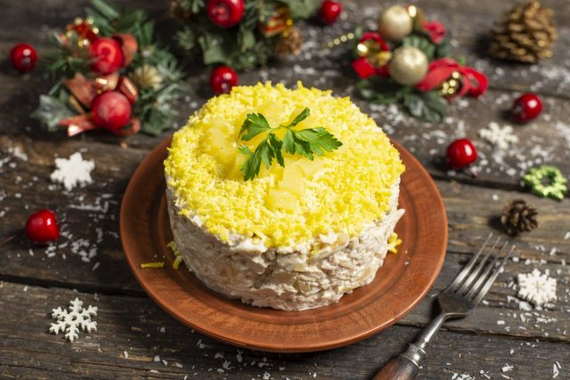 Новогодний салат с курицей и ананасом