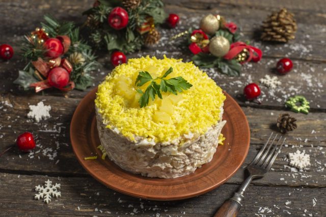 Новогодний салат с курицей и ананасом Новогодний салат с курицей и ананасом