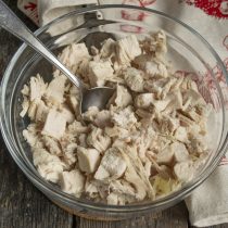 Варёную куриную грудку нарезаем небольшими кубиками, кладём в большую миску Варёную куриную грудку нарезаем небольшими кубиками, кладём в большую миску