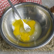 В отдельной миске вилкой смешиваем яйцо, сахарный песок, ванильный сахар и щепотку солиВ отдельной миске вилкой смешиваем яйцо, сахарный песок, ванильный сахар и щепотку соли
