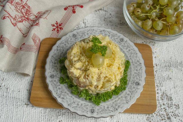 Салат «Новогодняя сказка» с фруктами и сыром готов