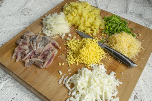 Подготавливаем продукты для сельди под шубой Подготавливаем продукты для сельди под шубой