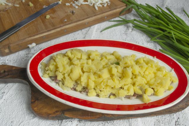 Кладём нарезанный картофель Кладём нарезанный картофель