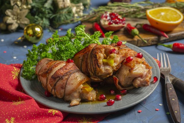 Сочные куриные рулеты с беконом в апельсиновом соусе