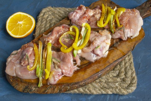 Обжаренные овощи кладём на мясо