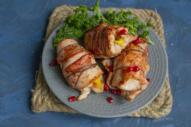 Сочные куриные рулеты с беконом в апельсиновом соусе готовы