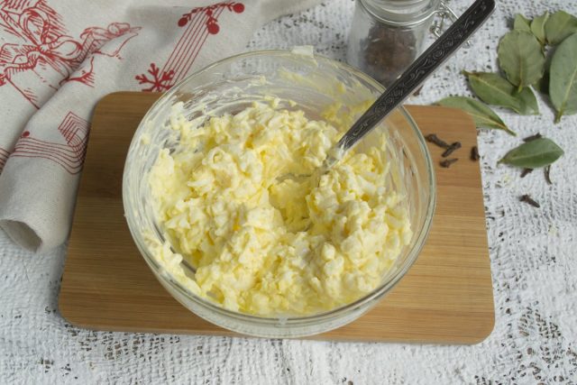 Тщательно перемешиваем салат, по вкусу солим и перчим Тщательно перемешиваем салат, по вкусу солим и перчим