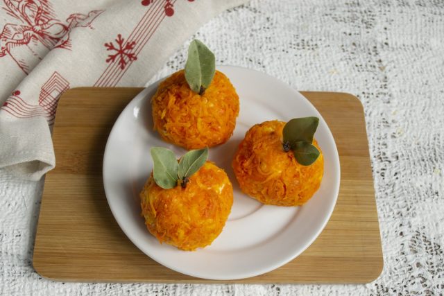 Сырная закуска «Мандаринки» на праздничный стол готова Сырная закуска «Мандаринки» на праздничный стол готова