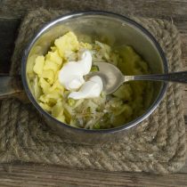 Добавляем майонез, перемешиваем, солим по вкусу Добавляем майонез, перемешиваем, солим по вкусу