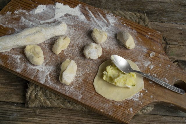 На кружок теста кладём чайную ложку картофельной начинки На кружок теста кладём чайную ложку картофельной начинки