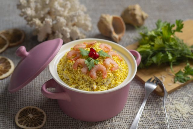 Вкусный салат с кальмарами и крабовыми палочками