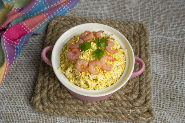 Вкусный салат с кальмарами и крабовыми палочками готов Вкусный салат с кальмарами и крабовыми палочками готов