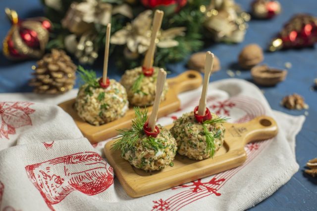 Праздничная закуска «Ёлочные шары» с сыром и курицей