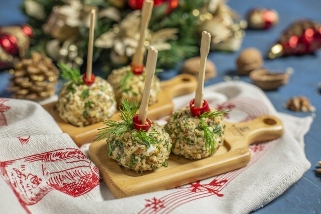 Праздничная закуска «Ёлочные шары» с сыром и курицей Праздничная закуска «Ёлочные шары» с сыром и курицей