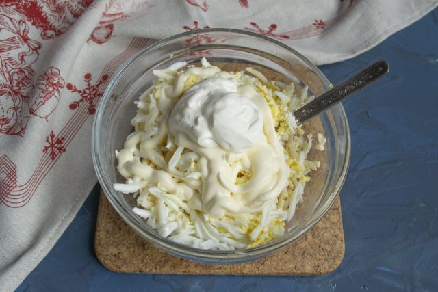 По вкусу солим, перчим, приправляем салат сметаной и майонезом По вкусу солим, перчим, приправляем салат сметаной и майонезом
