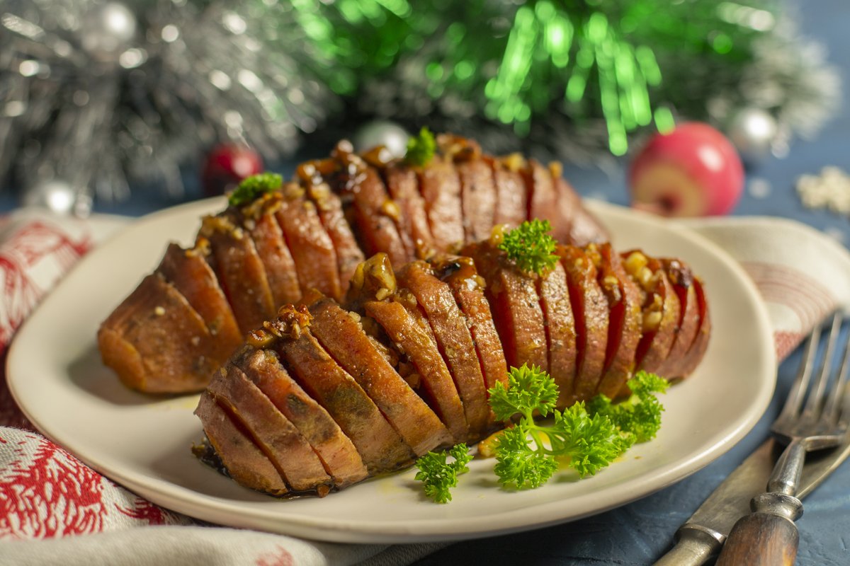 Запеченный батат с мёдом и орехами