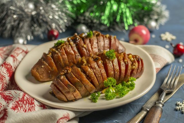 Запеченный батат с мёдом и орехами Запеченный батат с мёдом и орехами