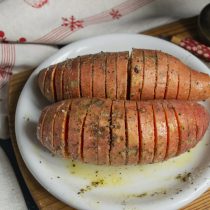 Посыпаем картофель крупной солью и чёрным перцем Посыпаем картофель крупной солью и чёрным перцем
