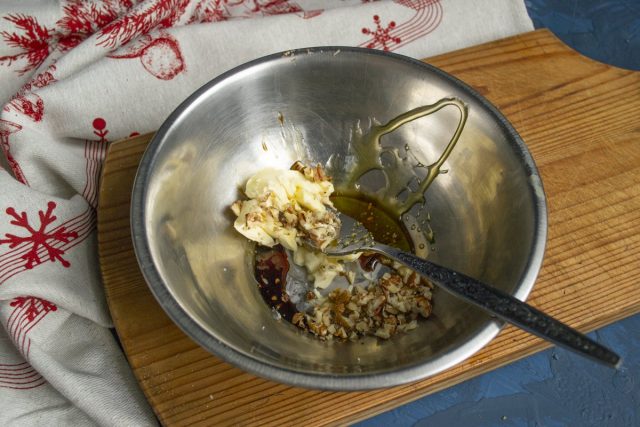 Смешиваем в миске размягченное масло, мёд, мелко порубленные грецкие орехи и соевый соус Смешиваем в миске размягченное масло, мёд, мелко порубленные грецкие орехи и соевый соус