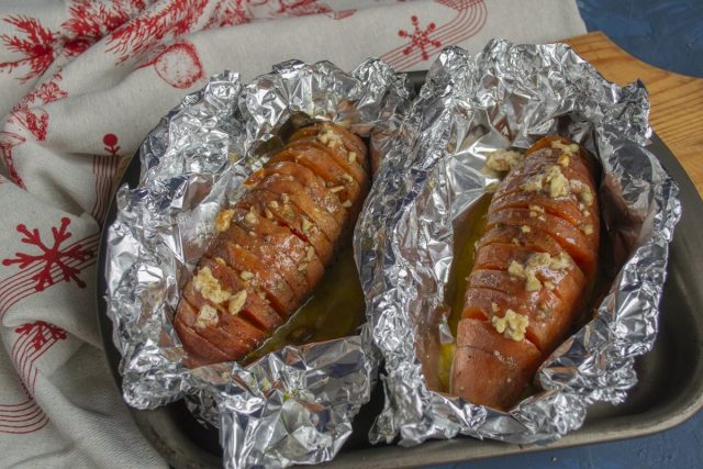Выкладываем на картофель масло с орехами и приправами Выкладываем на картофель масло с орехами и приправами