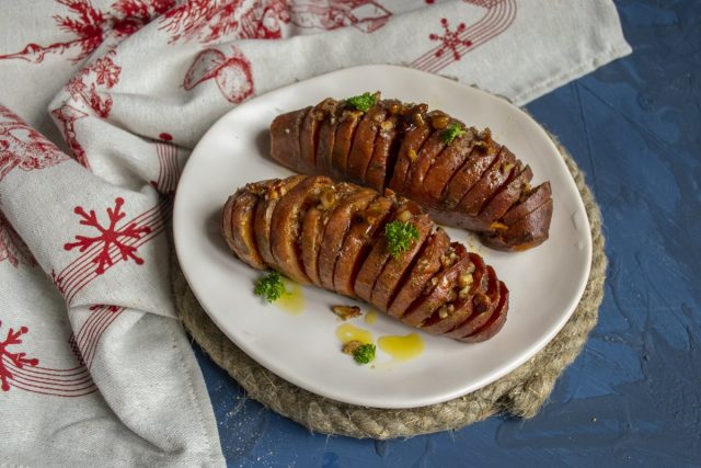 Запеченный сладкий картофель с мёдом и орехами готов Запеченный сладкий картофель с мёдом и орехами готов