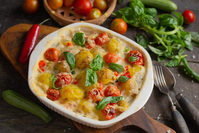Аппетитная курица с картошкой в духовке под белым соусом