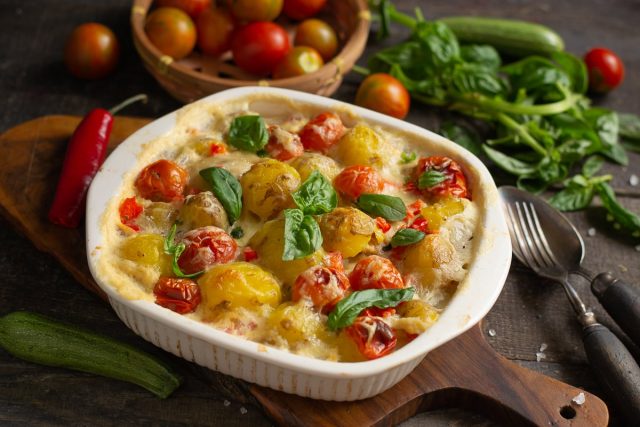 Аппетитная курица с картошкой в духовке под белым соусом Аппетитная курица с картошкой в духовке под белым соусом