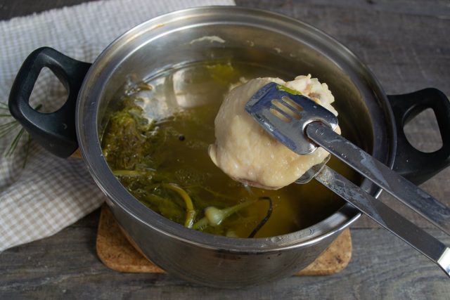 Варим бульон и достаём курицу Варим бульон и достаём курицу